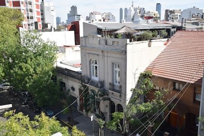 Vista de la fachada y terraza del hotel, en pleno Palermo.