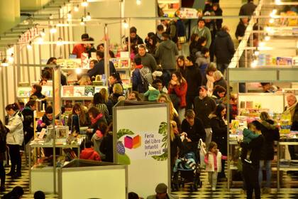 Vista de la Feria del Libro Infantil y Juvenil desde el primer piso del centro cultural platense