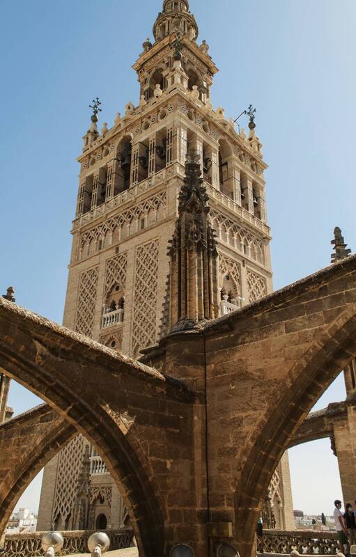 Vista de La Giralda y de la estructura go´tica de la Catedral desde las cubiertas del templo.