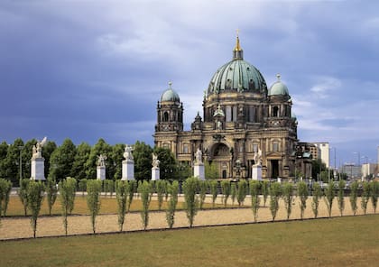 Vista de la imponente Catedral de Berlín, con su característica cúpula verde, una de las tumbas dinásticas más importantes de Europa
