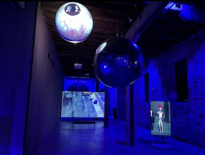 Vista de la instalación de Mónica Heller en el pabellón argentino