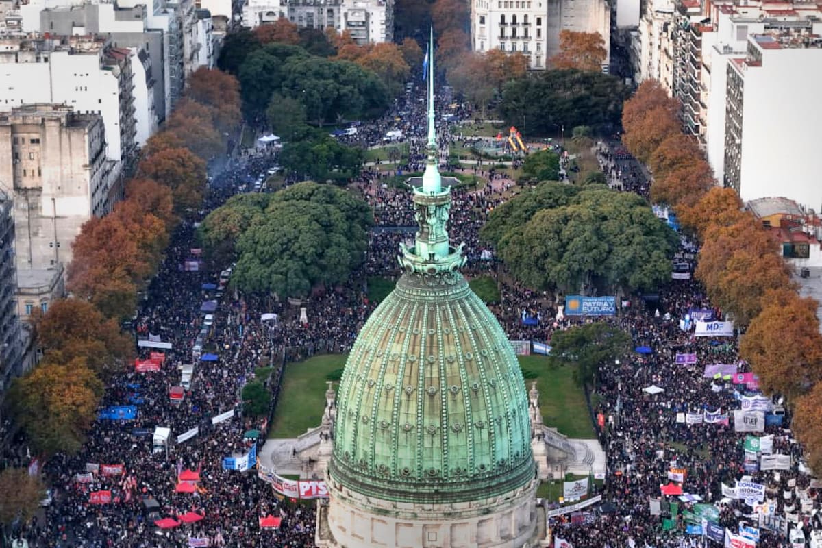 Marcha Ni Una Menos: mulheres lotam praça do Congresso contra a violência de gênero
