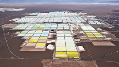 Vista de la mina de litio de Soquimich en el Salar de Atacama, en el norte de Chile