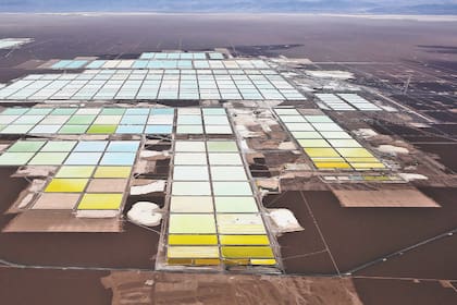 Vista de la mina de litio de Soquimich en el Salar de Atacama, en el norte de Chile