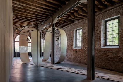 Vista de la obra "Ojalá se derrumben las puertas"