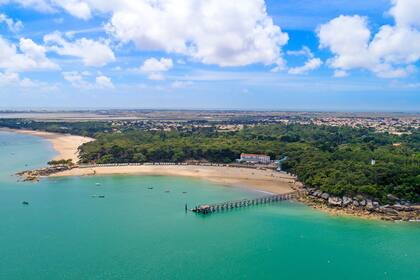 Vista de la Plage des Dames y su muelle en la isla Noirmoutier en Vendee, Francia