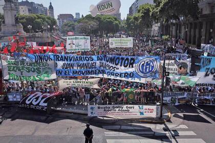 Vista de la Plaza de los Dos Congresos con el drone de LA NACION