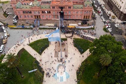 Ya hay largas colas en Plaza de Mayo para ingresar a Casa Rosada en el velorio de Diego Maradona