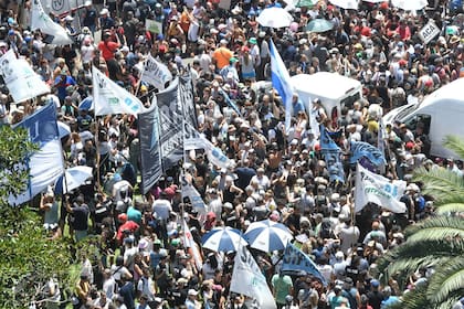 Vista de la Plaza del Congreso donde distintas organizaciones se manifiestan en el marco del paro nacional contra el DNU y la ley de bases del presidente Javier Milei