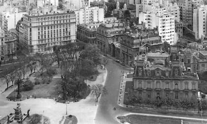 Vista de la residencia Ortiz Basualdo, el Palacio Anchorena y la plaza San Martín.