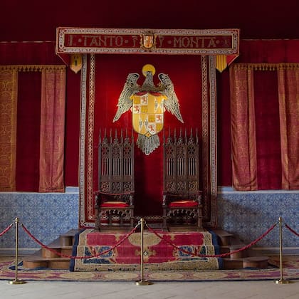 Vista de la sala del Trono, con el lema de los Reyes Católicos "tanto monta" en el frontal del dosel