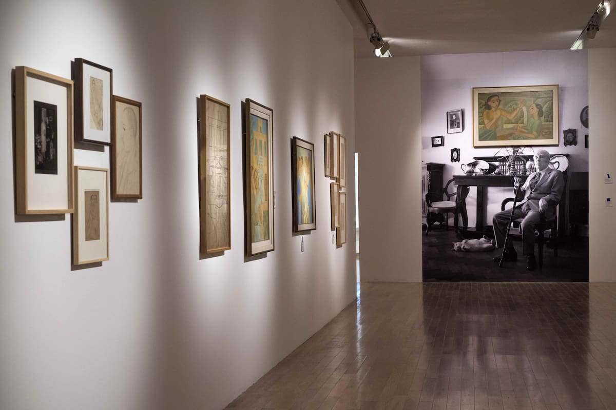 Vista de la sala. En el montaje que inaugura el MNBA, se ven la obra Anunciación y, también, una fotografía de Jorge Luis Borges en su departamento de la calle Maipú, donde tenía colgado el cuadro de su hermana