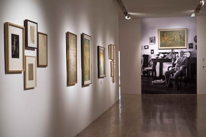 Vista de la sala. En el montaje que inaugura el MNBA, se ven la obra Anunciación y, también, una fotografía de Jorge Luis Borges en su departamento de la calle Maipú, donde tenía colgado el cuadro de su hermana