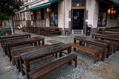 Vista de la terraza de un restaurante vacío en Berlín el 29 de octubre de 2020, antes de una semi cuarentena a partir del 2 de noviembre de 2020, que incluirá el cierre de bares y restaurantes en Alemania