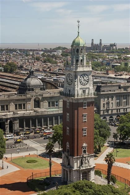 Vista de la Torre de los Ingleses; al fondo, la Estación Retiro