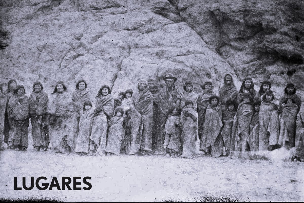 “Vista de la tribu tehuelche del cacique Olqueque.” 1883.
“Algunos de los hombres tienen –signo del dolor– pintadas las caras con franjas negras. Órkeke da realce a su categoría de cacique exhibiendo un sombrero de fieltro.” Texto de Nicanor Larrain, Viaje en el Villarino a la costa sud de la República Argentina, Buenos Aires, Imprenta de Juan B. Alsina, 1883.
Foto: Bartolomé Loudet
Fuente: Museo de Ciencias Naturales de La Plata, AHMLP AFO 002-001-034-0001.