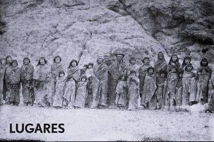 “Vista de la tribu tehuelche del cacique Olqueque.” 1883.
“Algunos de los hombres tienen –signo del dolor– pintadas las caras con franjas negras. Órkeke da realce a su categoría de cacique exhibiendo un sombrero de fieltro.” Texto de Nicanor Larrain, Viaje en el Villarino a la costa sud de la República Argentina, Buenos Aires, Imprenta de Juan B. Alsina, 1883.
Foto: Bartolomé Loudet
Fuente: Museo de Ciencias Naturales de La Plata, AHMLP AFO 002-001-034-0001.