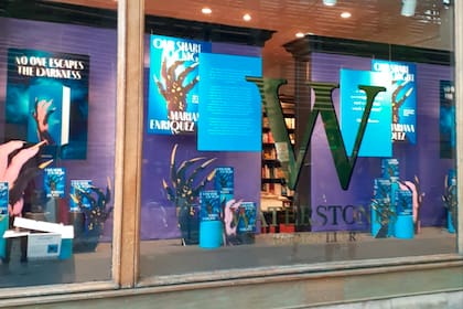 Vista de la vidriera de la librería Waterstones en Bloomsbury, dedicada por completo al libro "Nuestra parte de noche", de la argentina Mariana Enriquez