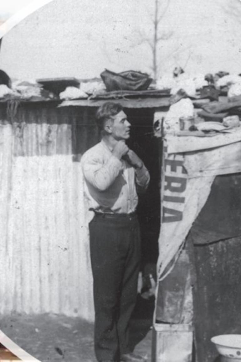 Vista de la Villa 1-11-14 en el Bajo Flores, Buenos Aires. (Prensa Obrera). Un joven se arregla afuera de su vivienda (Archivo General de la Nación)