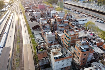 Calles angostas y muchos habitantes por casa hacen que el distanciamiento necesario se imposible de cumplir