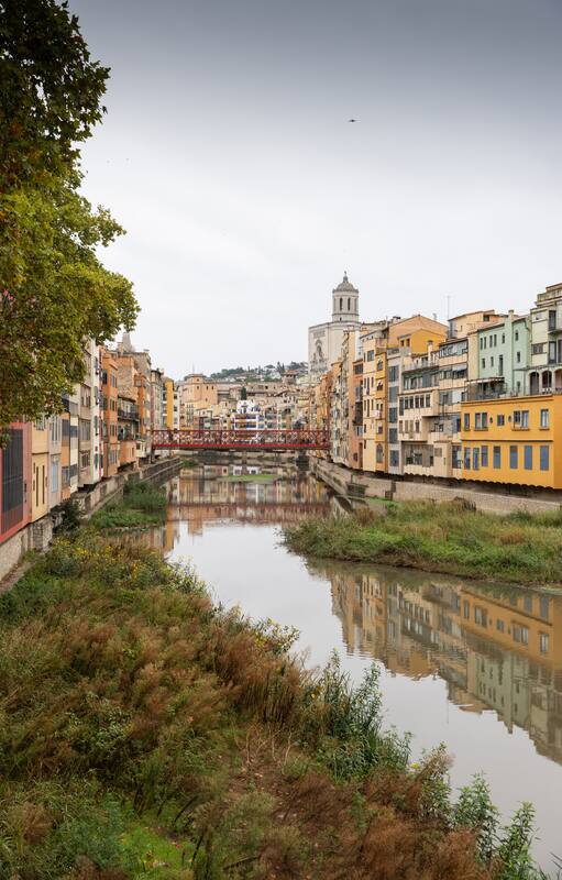 Vista de las casas del río Oñar.