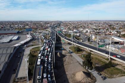 Vista de las largas colas en puente La Noria
