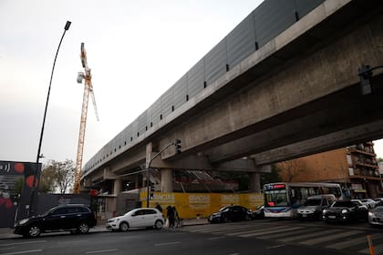 En la nueva estación Villa Crespo, de la línea San Martín, aún se ve una grúa montada; los trabajos están paralizados desde hace meses por la suspensión del contrato con la empresa constructora