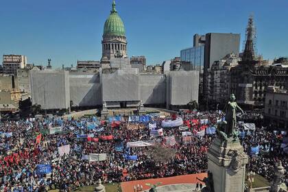 Vista de los alrededores del Congreso durante el tratamiento de la ley de emergencia alimentaria