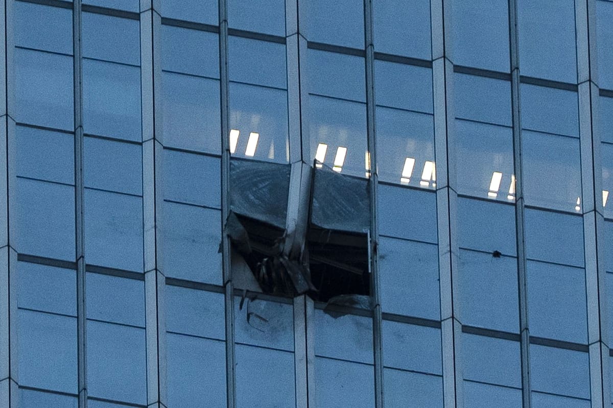 Vista de los daños en una fachada de la Torre Citic, también conocida como Torre Zun, en Beijing, el pasado 26 de junio