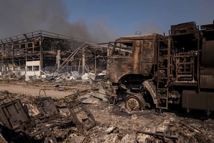 Vista de los daños tras un ataque ruso que impactó en un almacén, seguido de una explosión, en la localidad de Myla, región de Kiev, Ucrania, el sábado 29 de agosto de 2026