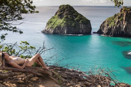 Vista de los morros Dois Irmãos en el mar turquesa de Noronha.
