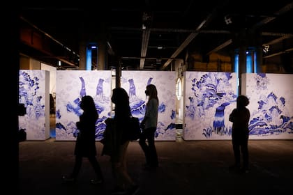 Vista de los paneles-tótems que integran "Tempestades", muestra de Agustina Chaufan en el Museo del Agua