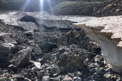 Vista de los sedimentos de Petit Rock del glaciar Petit Vignemale (a la izquierda) y del glaciar Oulettes, en la cara norte del macizo del Vignemale en la cordillera pirenaica, vistos desde el valle del Gaube en el sur de Francia, el domingo 3 de agosto de 2020. (AP Foto/Aritz Parra)