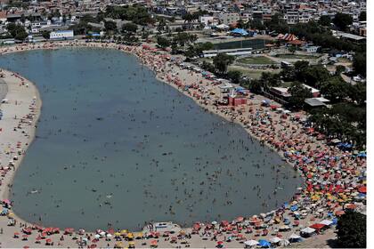 Vista de Piscinao, o piscina grande, un estanque artificial al norte de Río de Janeiro, en Brasil
