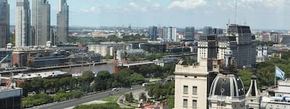 Vista de Puerto Madero desde el piso 22 del Club Alemán, al que se accede subiendo un piso por escalera desde Zirkel, su restaurante.