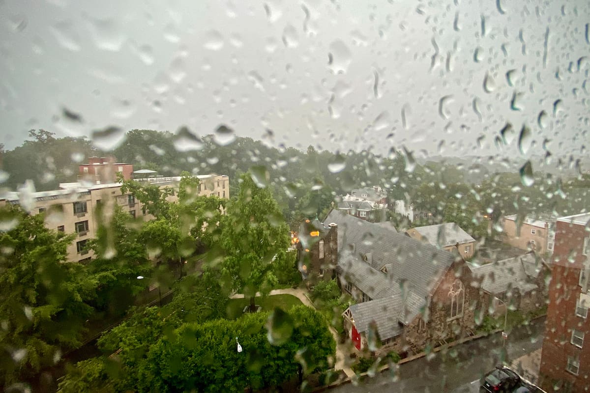 Vista de Rock Creek Park bajo una fuerte lluvia cuando la tormenta tropical Isaias golpea el área de Washington DC el 4 de agosto de 2020