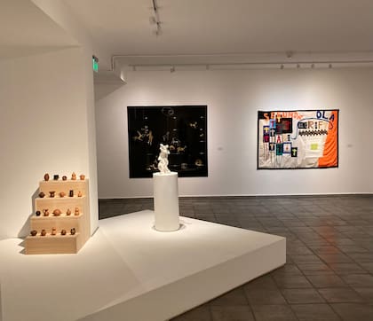 Vista de sala con dos de las obras premiadas, en el centro: las de Federico Lanzi (atrás) y de Verónica Meloni (adelante)