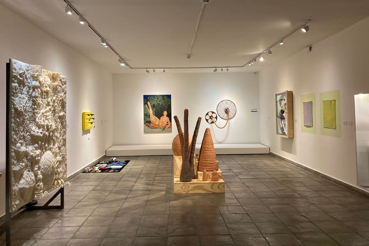 Vista de sala de la Fundación Klemm con obra de Trinidad Metz Brea (primera a la izquierda), una de las ganadoras del Premio En Obra en arteba; en el centro Barro Casa (2020), de Nicolás Rodríguez, una de las diez obras realizadas con arcilla que integran la selección