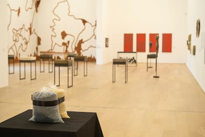 Vista de sala de la muestra de Maiolino en Malba; en primer plano, su Monumento al hambre (1978), obra compuesta por dos bolsas unidas por una cinta negra, llenas con 30 kilos de arroz y porotos