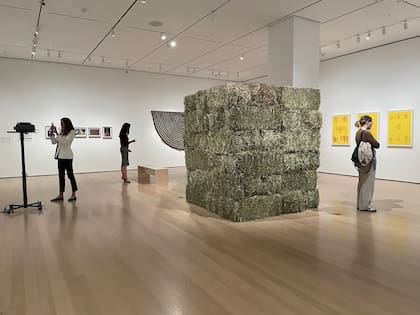 Vista de sala de la muestra Recuerdos elegidos, con una instalación de Cildo Meireles en el centro