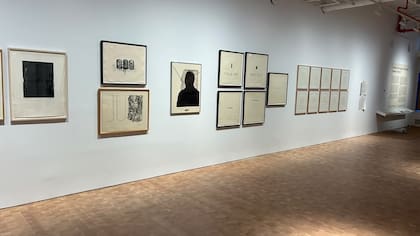 Vista de sala de la muestra "The New York Graphic Workshop: Towards Total Art"