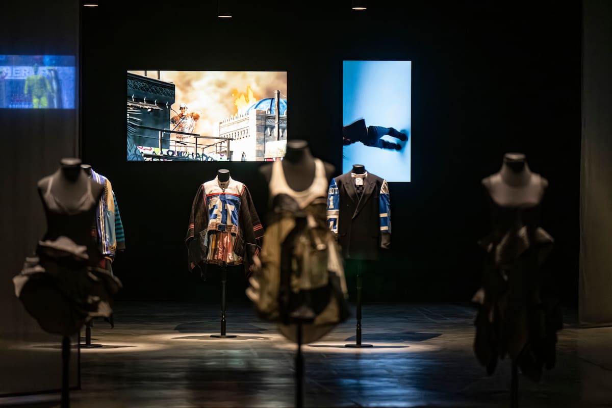 Vista de sala de la muestra "Vestir Mundos" en el Moderno