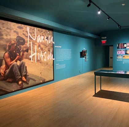 Vista de sala de su muestra actual en el Fisher Museum de Los Ángeles