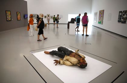Vista de sala de "Tramas II", muestra proveniente del Museo Pettoruti