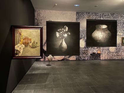 Vista de sala donde se exhibe el proyecto Restauración de un perfil, de Ana Gallardo, en CA2M
