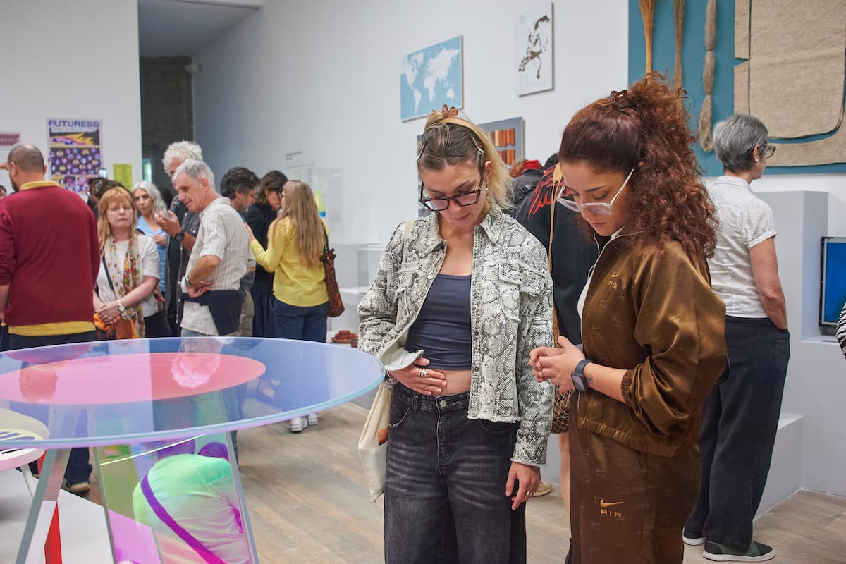 Vista de sala en Proa, donde se exhibe la muestra de mujeres en el diseño “¡Aquí estamos!”