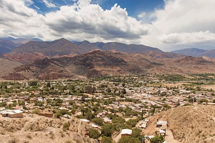 Vista de Tilcara desde el camino que conduce a la cascada Garganta del Diablo.