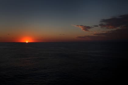 Vista de un amanecer desde el crucero MSC Lírica mientras se dirige al puerto de Buenos Aires, 22 de noviembre de 2010