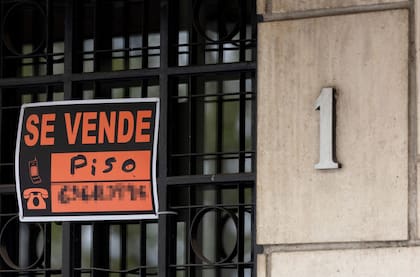 Vista de un cartel de 'Se vende' en un portal de un edificio, a 8 de abril de 2024, en Madrid