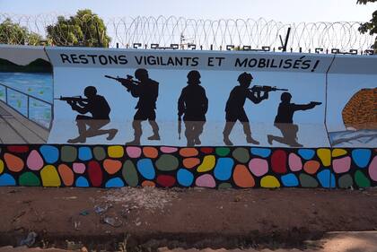 Vista de un mural con la frase, en francés: "Estén alerta y movilizados", en Uagadugú, Burkina Faso, marzo de 2023 (Archivo)